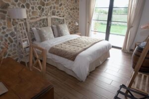 Chambre de style campagne aux teintes claires