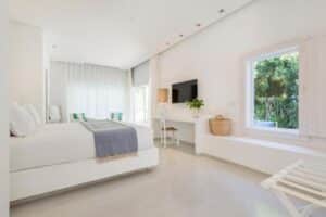Suite aux teintes claires de l'hôtel Octant Vila Monte en Algarve