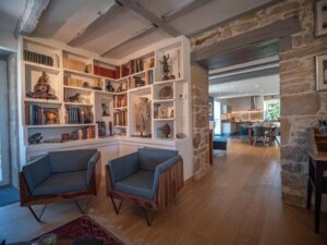 coin bibliothèque avec fauteuil