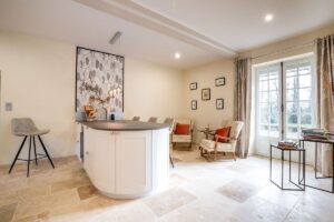table haute dans la cuisine avec son petit salon