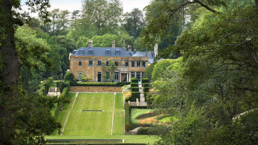 perspective d'un bâtiment au fond des jardins entretenus