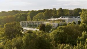 vue extérieure de l'hôtel complètement intégré à la végétation de la Montagne de Reims