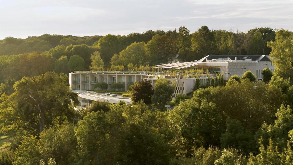 vue extérieure de l'hôtel complètement intégré à la végétation de la Montagne de Reims