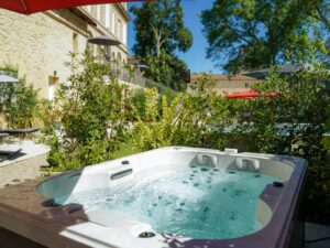 jacuzzi dans le jardin du Pavillon des Millésimes