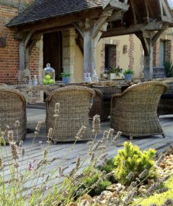 terrasse avec salon de jardin de la maison de campagne Le Pre des Colombiers à louer dans le Calvados