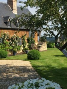 jardin à l'arrière de la maison à colombage
