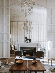 Salon de l'hôtel avec grande cheminée