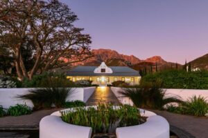 Maisons d'hôtes Bosjes près du Cap en Afrique du sud au coucher du soleil qui illumine les montagnes à l'arrière plan