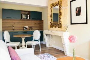 kitchenette avec espace repas dans un des studios du Pavillon des Millésimes