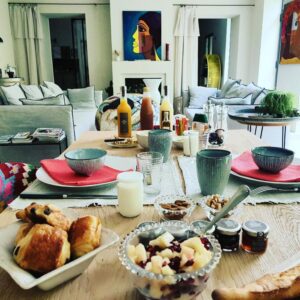 petit déjeuner avec produits locaux servit en intérieur dans la salle à manger
