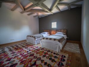 chambre pour les enfants situées dans le pigeonnier avec beau plafond aux poutres apparentes