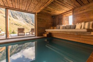 piscine intérieure chauffée dans une ancienne étable pour une après-midi au spa