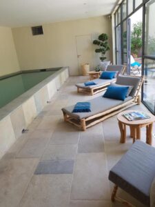 piscine intérieure chauffée avec transats en Provence au centre de L'Isle-sur-la-Sorgue