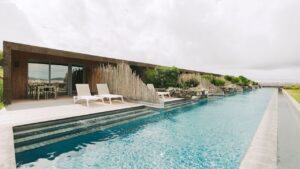 Villa avec terrasse et piscine au pied de la terrasse