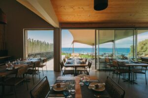 Restaurant avec vue mer à l'hôtel Santa Barbara Eco Beach Resort aux Açores