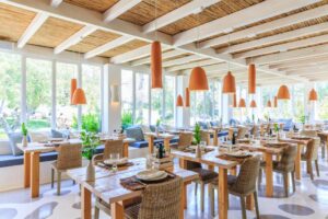 salle de restaurant pour déjeuner à toute heure de la journée