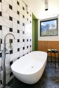 salle de bain avec baignoire et vue sur les montagnes à la Chambre d'hôtes Bosjes - Herehuis proche du Cap en Afrique du Sud