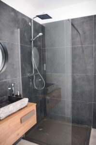 salle de douche avec lavabo