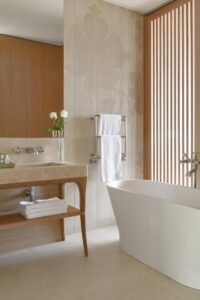 Salle de bain dans une suite de l'hôtel Royal Champagne Hôtel et Spa