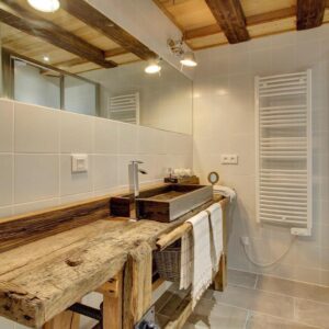 salle de douche à la décoration naturelle pour le lodge de montagne l'Ours Blanc