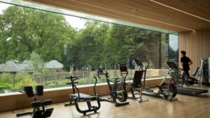 salle de fitness avec vue sur le potager