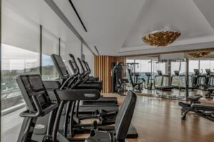 Salle de fitness pour travailler le cardio sur les tapis et la musculation