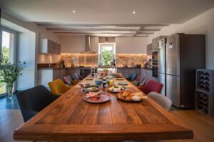 cuisine avec table pour le petit déjeuner sucré/salé avec produits régionaux