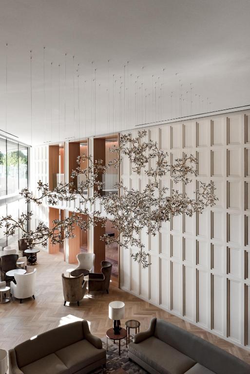 Lobby de l'entrée de l'hôtel avec une très belle hauteur sous plafond