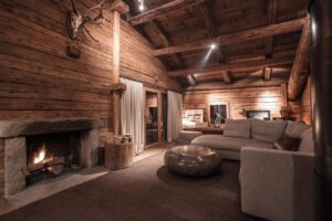 salon privé avec feu de cheminée dans la suite du Chalet 1864