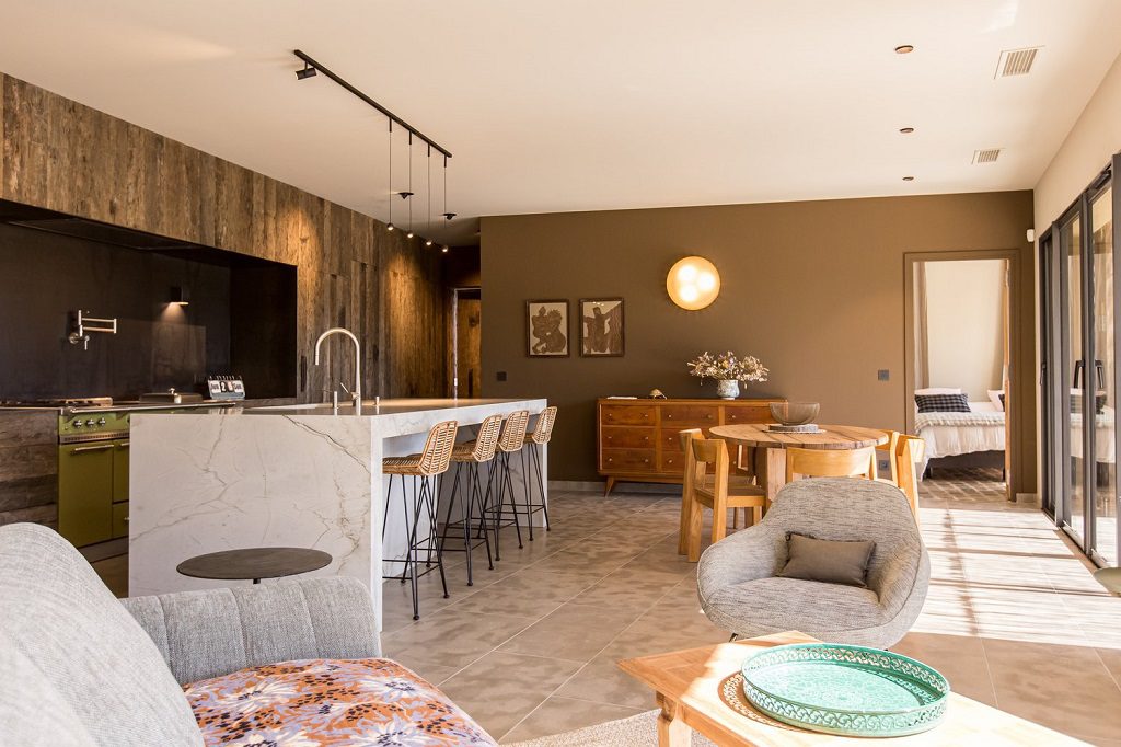 Cuisine ouverte sur le salon avec ilot central de la magnifique villa