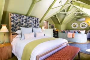 Suite sous pente avec son salon à la chambre d'hôtes Bosjes en Afrique du Sud