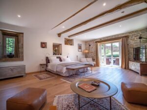 grande suite très spacieuse avec coin salon, décoration et mobilier au style berbère