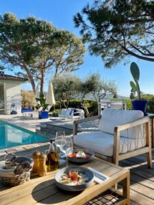 Tapas et apéritif au bord de la piscine dela chambre d'hôtes en Corse