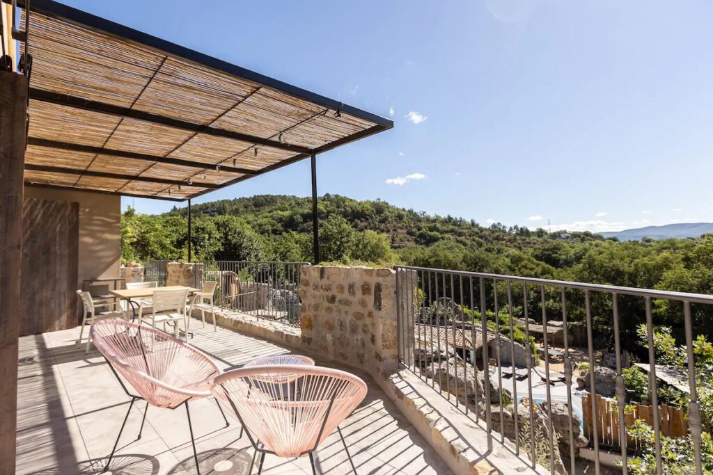 terrasse au soleil avec vue dégagée sur l'Ardèche de la location de vacances