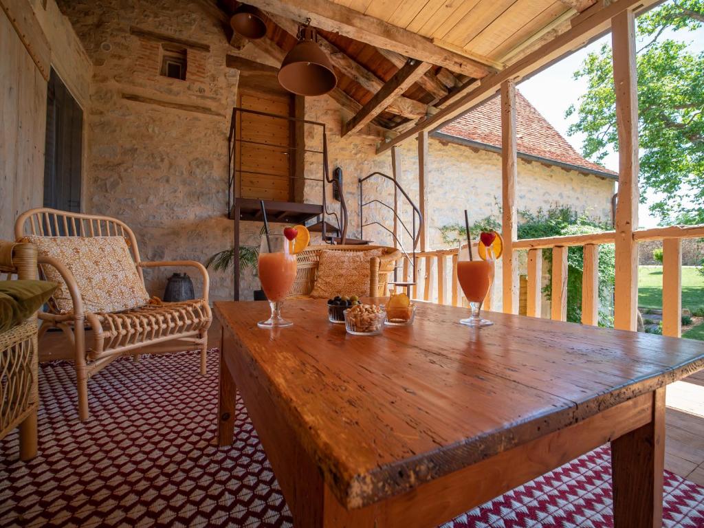 terrasse couverte idéale pour une boisson fraîche ou un apéritif