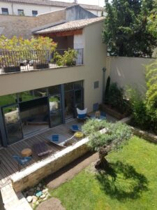 vue aérienne des terrasses au centre de L'Isle-sur-la-Sorgue