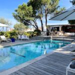 piscine extérieure avec sa terrasse et les transats en Corse