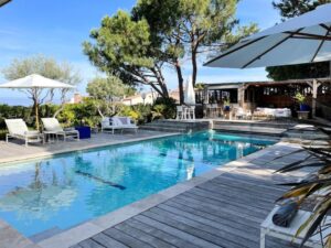 piscine extérieure avec sa terrasse et les transats en Corse