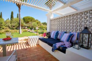 terrasse d'une chambre mi ombre mi soleil en Algarve