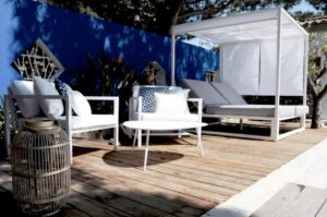 terrasse privée avec fauteuils et transat double
