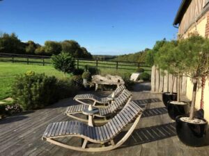 terrasse et transat en pleine campagne normande