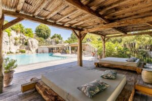 Transat au bord de la piscine dans une location vacances en Ardèche