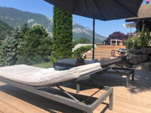transat au bord de la piscine pour se relaxer avec une vue époustouflante sur les montagnes