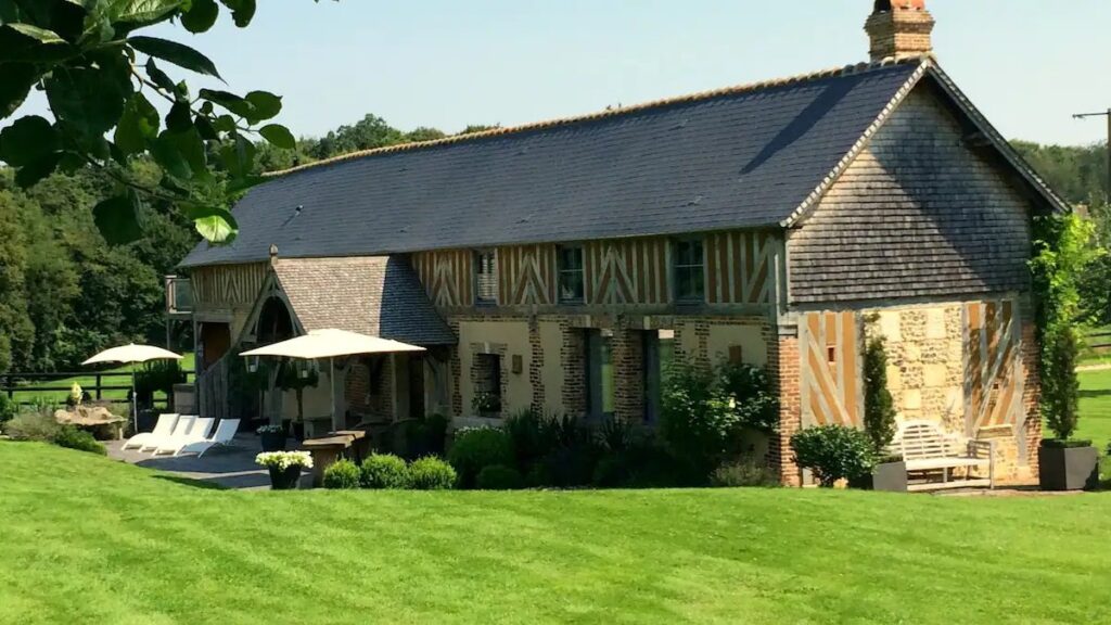 maison normande au milieu d'un vaste jardin