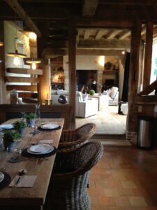 séjour avec salon, cheminée et salle à manger