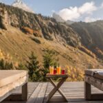 transat sur la terrasse au calme avec une belle vue sur la nature pour se détendre après le sauna ou le massage