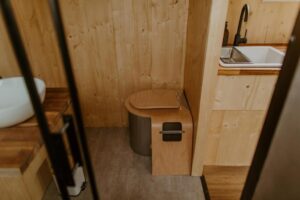 wc dans une Tiny House pour dormir dans la nature dans le Limousin