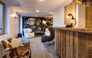 accueil avec fauteuil cosy dans la résidence Neige et Soleil