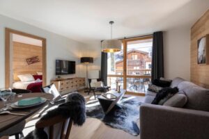 séjour avec salle à manger et salon d'un appart'hôtel aux 2 alpes