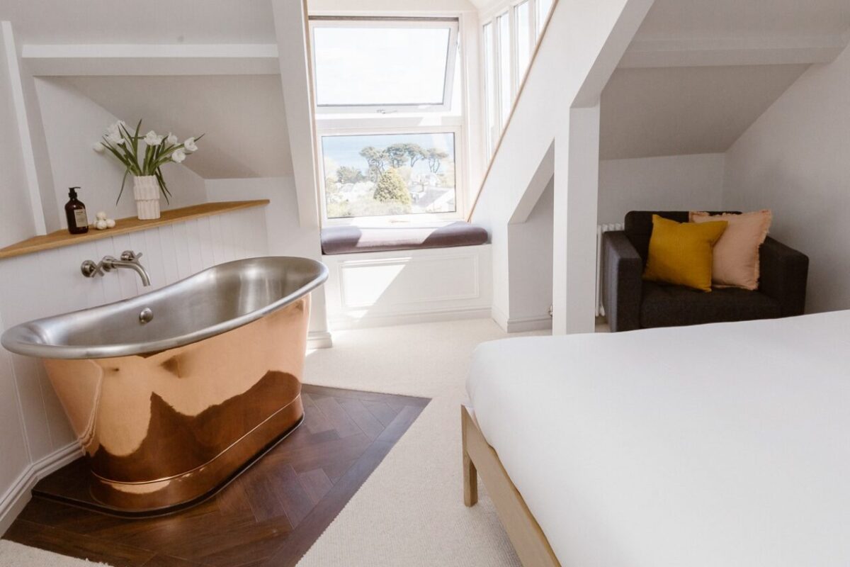 Chambre d'hôtes avec baignoire ilot dans la chambre et vue mer
